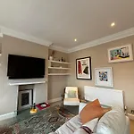Elegant And Well-Connected 2Bd Flat Fulham