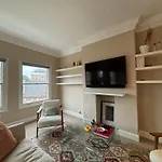 Elegant And Well-Connected 2Bd Flat Fulham