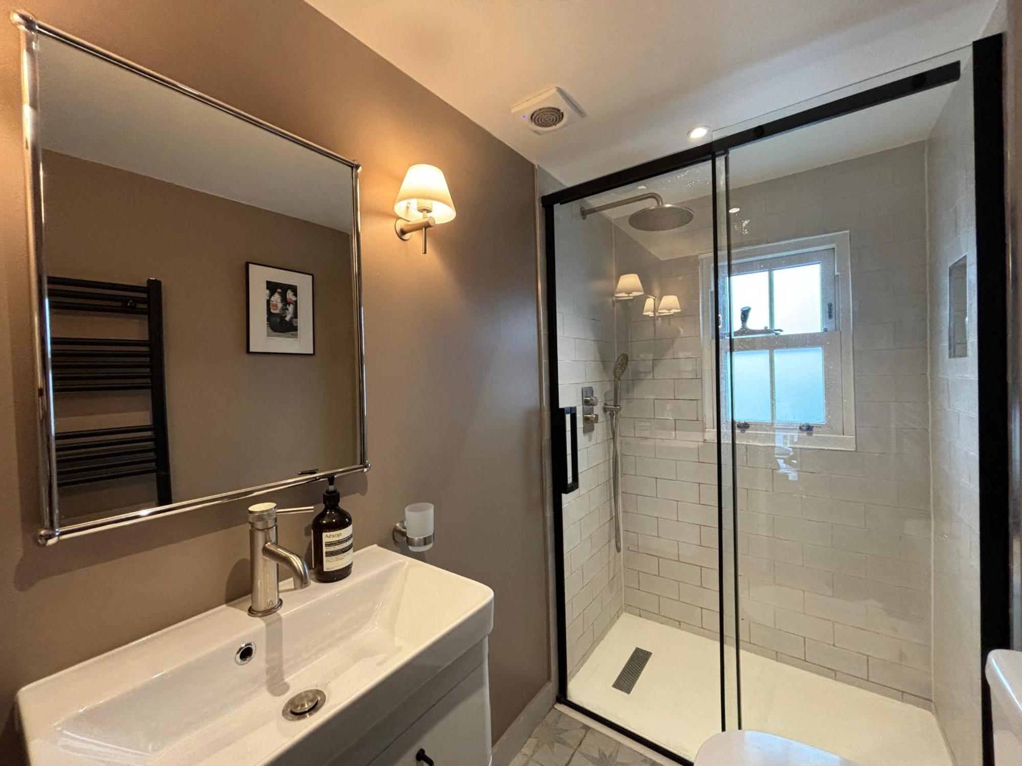 Elegant And Well-connected 2bd Flat Fulham Apartment *